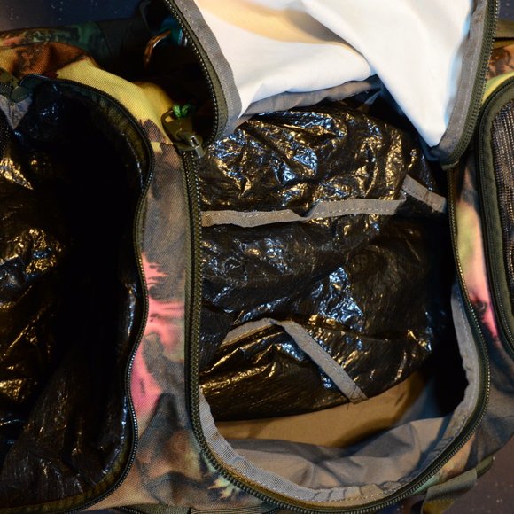 Burton Camo Soft Shell Snowboard Duffle Bag Long Zip Close Travel Bag Large - Picture 3 of 6